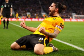 YY体育- 马赛训练课后队长鼓劲，志在欧冠名次提升，赛场秩序良好，细节决定成败