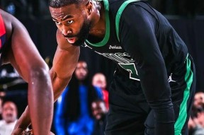 易游体育-塔图姆回归赛场，战术调整首场状态亮眼，巴塞罗那观众沸腾！的简单介绍